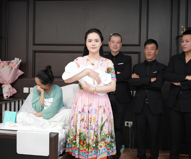 Quỳnh Anh dẫn vệ sĩ đến thăm chị gái mới sinh.