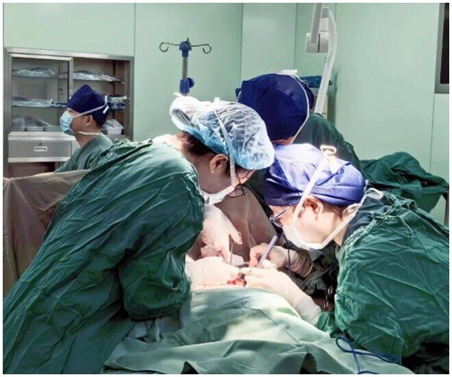 Tuyến vú phụ đa phần không quá nguy hiểm và có thể được phẫu thuật cắt bỏ qua đường nách - Ảnh minh hoạ.