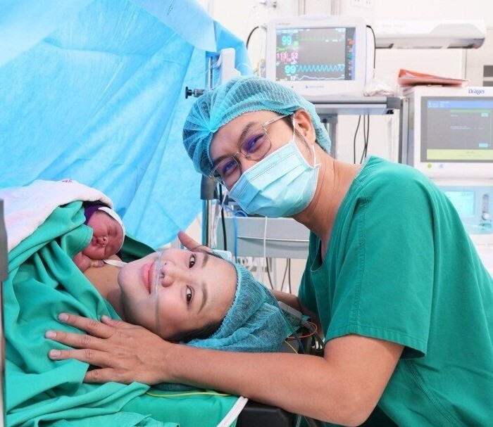 Hotmom 9X rạng rỡ khi đi đẻ, được chồng ca sĩ đồng hành.