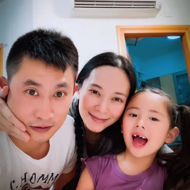 Cựu TVHK đăng quang hoa hậu năm 25 tuổi, sinh xong giảm 28kg đẹp rạng rỡ, U55 như chị em với con gái 14 tuổi - 4