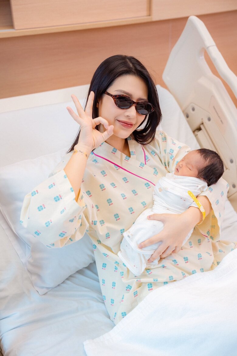 Hot girl Hà thành vượt cạn thuận lợi, tươi tắn khi rời bàn đẻ.