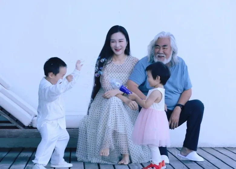 Đỗ Tinh Lâm vẫn rạng rỡ, thon gọn sau 4 lần sinh nở.