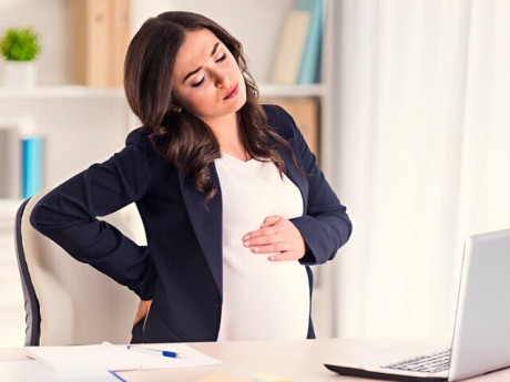 Mẹ bầu ngồi làm việc trước máy tính cả ngày, bác sĩ nhắc đừng quên làm điều này để bảo vệ cả mẹ lẫn con