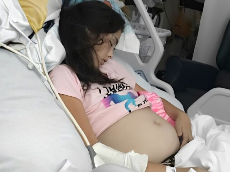 Thấy con gái 14 tuổi đi học về bụng phình to nhiều tháng, gia đình đưa đi khám thì gục ngã trước kết quả chụp CT