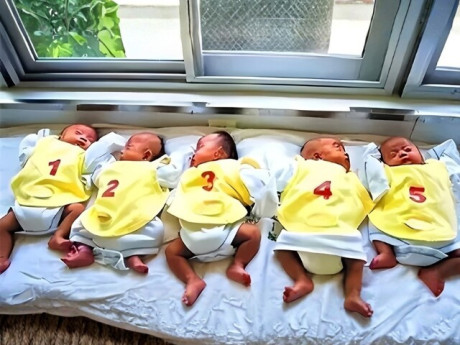 Người mẹ mang thai sinh 5 con cùng lúc mặc cho cảnh báo của bác sĩ, 20 năm sau những đứa trẻ như thiên thần
