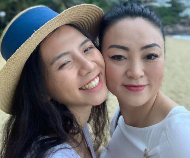 Đặng Tiểu Tô Sa bên mẹ ruột - cô Văn Thuỳ Dương, phó hiệu trưởng Trường Lương Thế Vinh Hà Nội.
