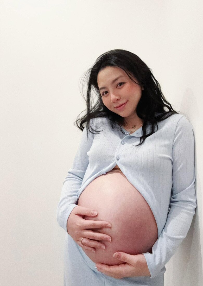 Tiểu thư Hà thành mặc hở khoe bụng bầu láng mịn.