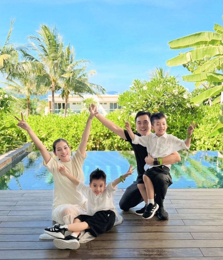 9X được chồng đưa đi du lịch, 2 con trai đầu lòng thì ngày một cao lớn, mong chờ được gặp em.