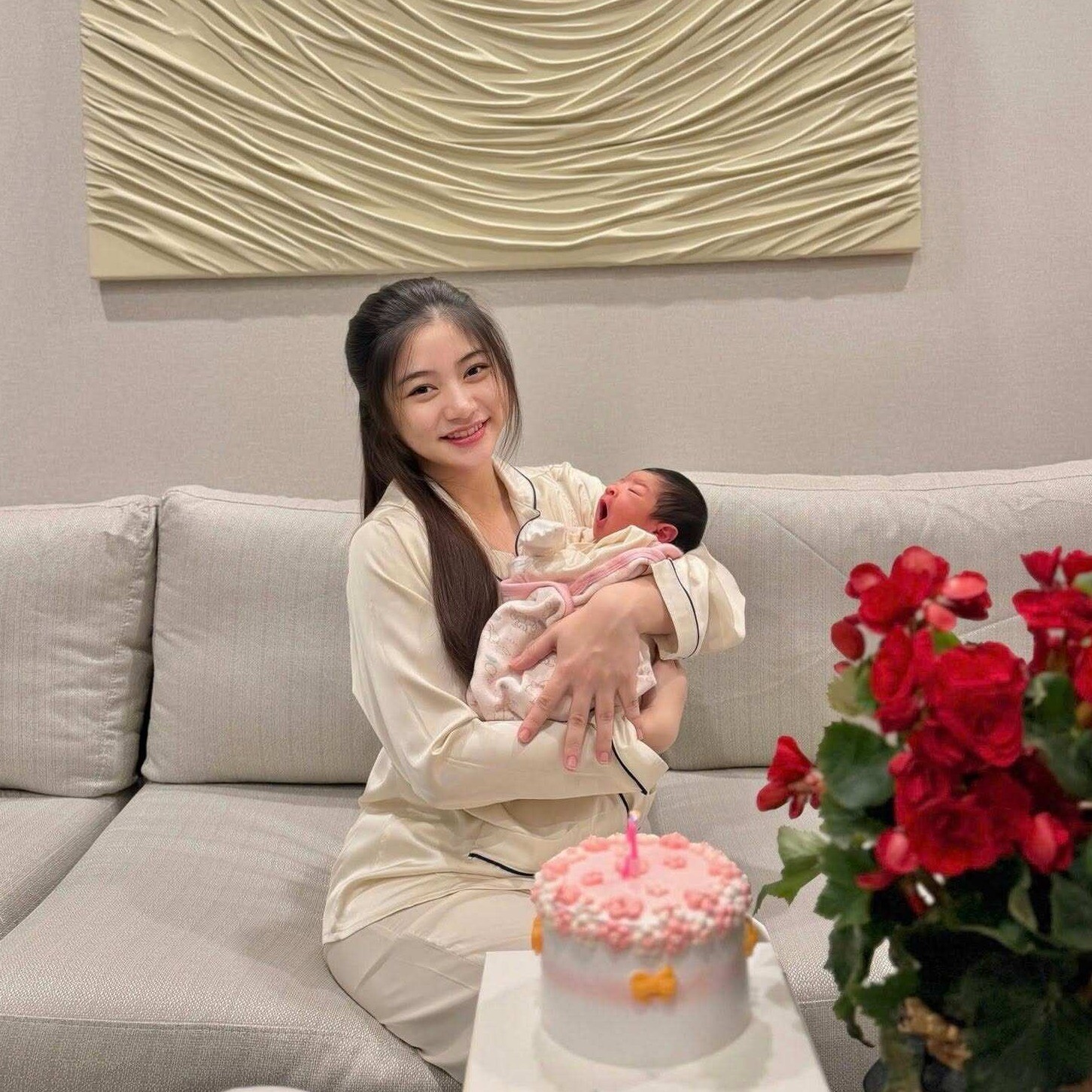 Hotgirl THPT ở TP.HCM nổi tiếng vì quá xinh, 27 tuổi sinh con được chồng chi 500 triệu cho 1 tháng ở cữ amp;#34;5 saoamp;#34; - 7