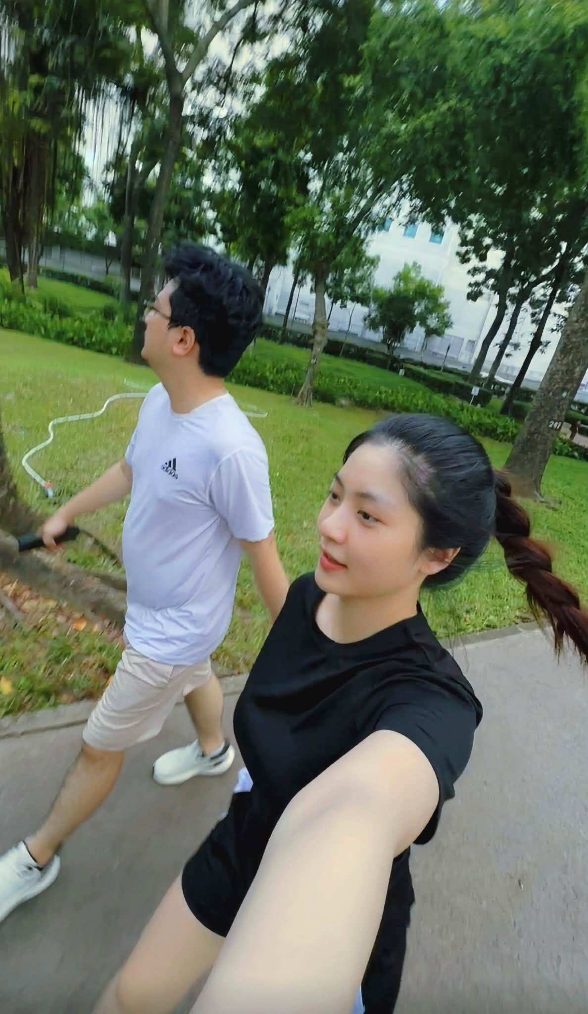 Mẹ bỉm tập luyện nhẹ nhàng để về dáng với sự đồng hành của ông xã.