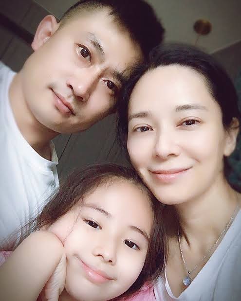 Hoa hậu Hồng Kông bên chồng ngoài ngành và con gái đầu lòng.