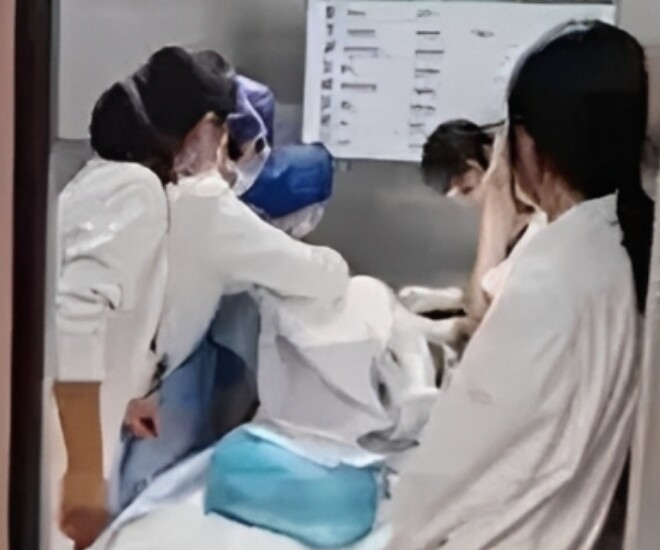 Đội ngũ y tế tích cực hỗ trợ cho sản phụ.