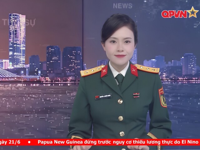 MC Huyền Trang bế bầu lên dẫn bản tin với nhan sắc cực phẩm.