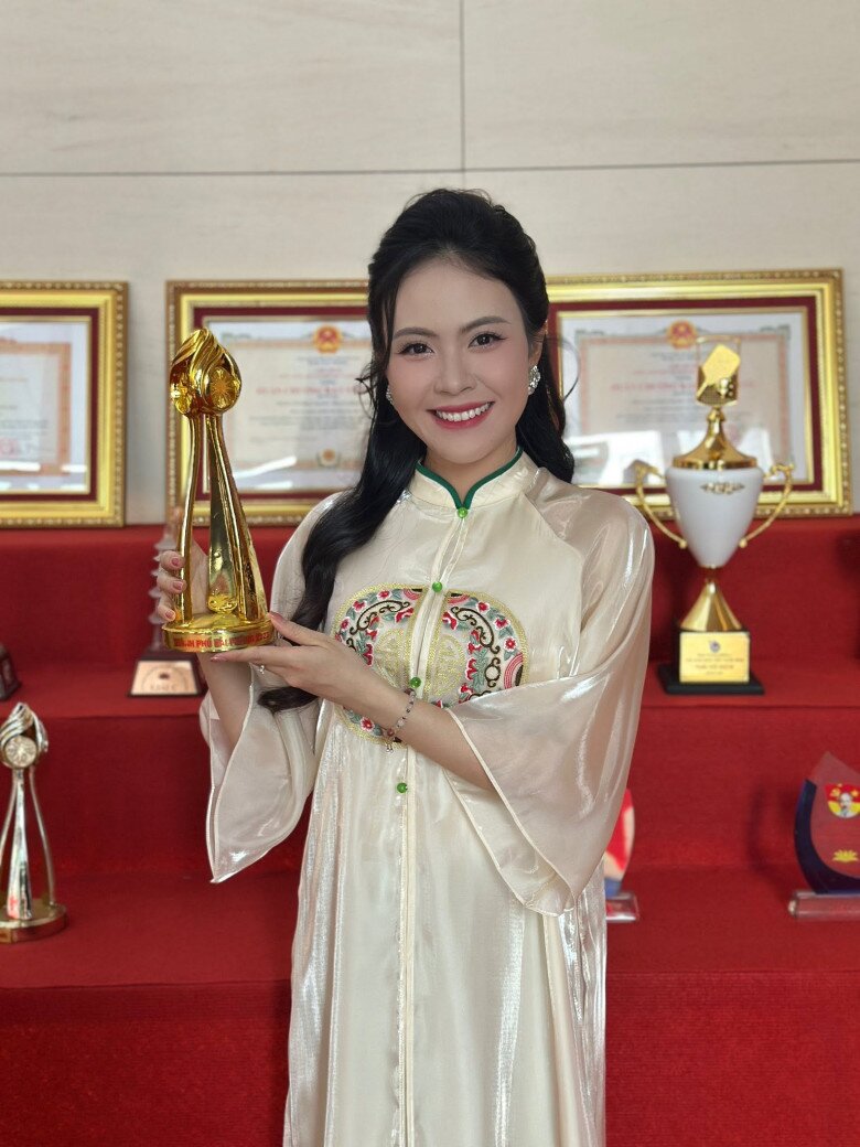 Nữ MC diện áo dài dáng suông trong thời gian mang thai.
