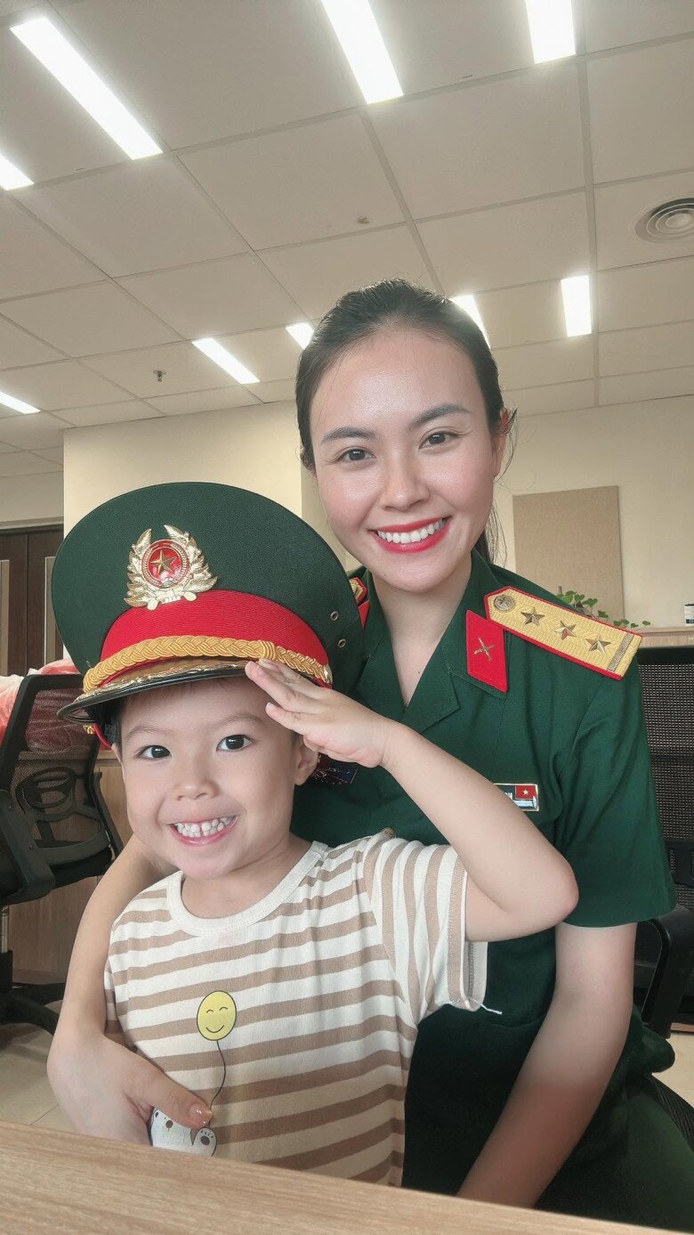 Trước đó cô đã có 1 cậu con trai kháu khỉnh với chồng đang làm việc ở VTV.
