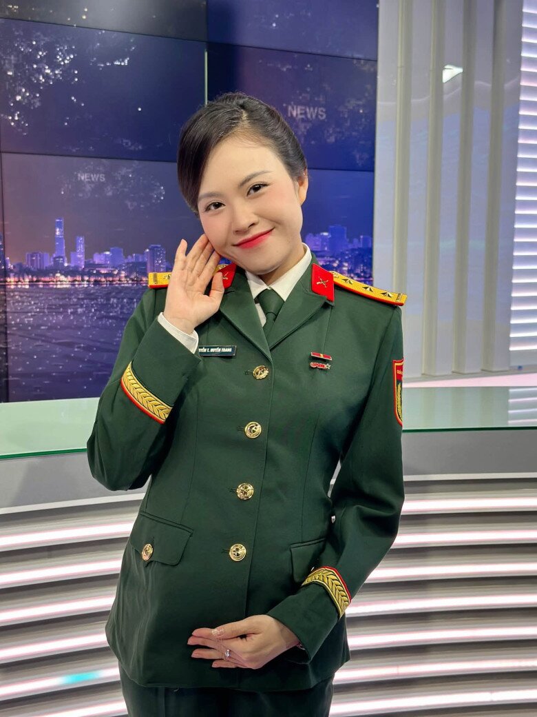 MC bụng bầu 8 tháng dẫn thời sự nhưng khán giả không hề hay biết, khoe sắc rạng rỡ bên chồng làm ở VTV - 3