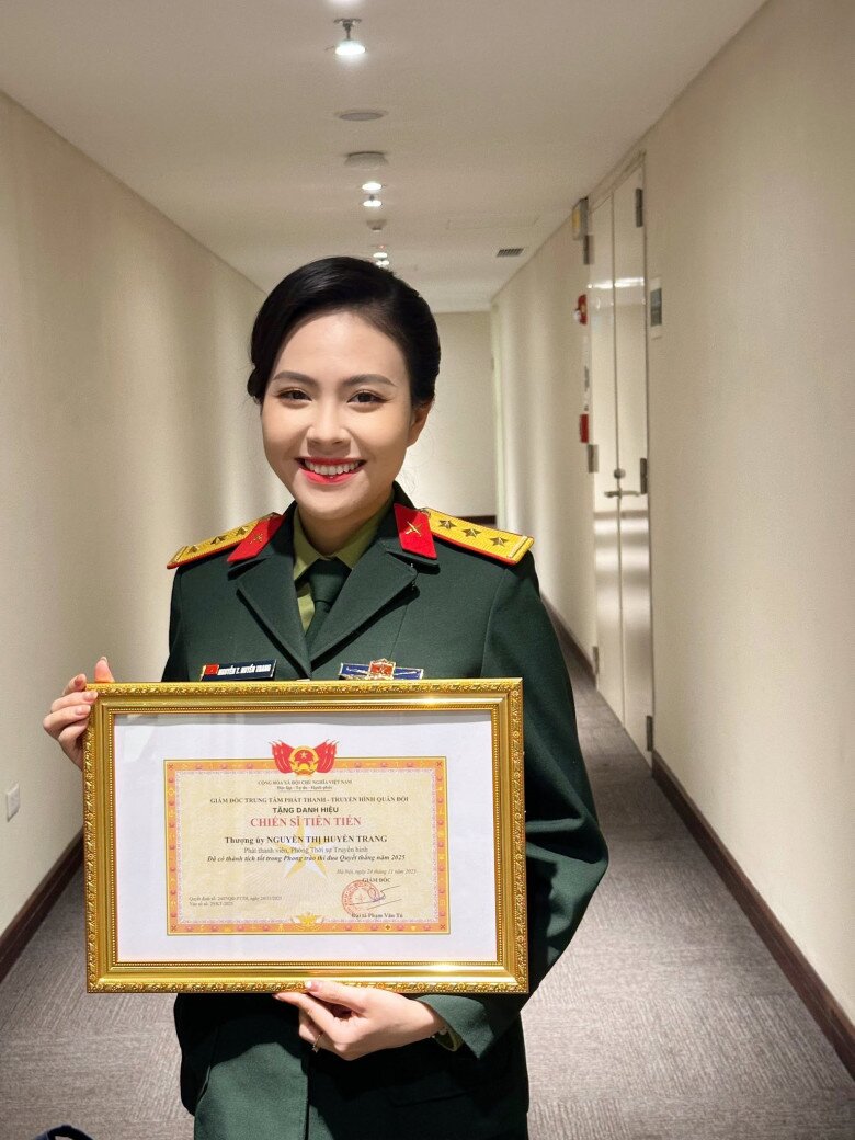 MC bụng bầu 8 tháng dẫn thời sự nhưng khán giả không hề hay biết, khoe sắc rạng rỡ bên chồng làm ở VTV - 9