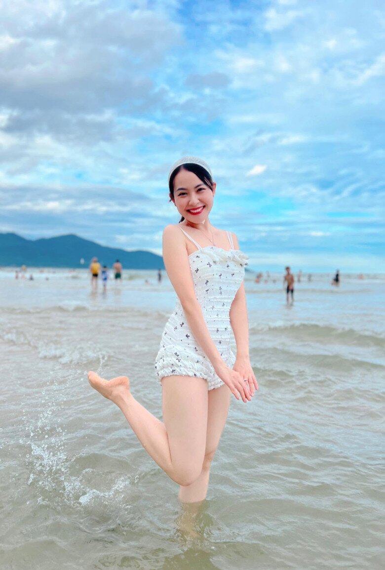 MC bụng bầu 8 tháng dẫn thời sự nhưng khán giả không hề hay biết, khoe sắc rạng rỡ bên chồng làm ở VTV - 11