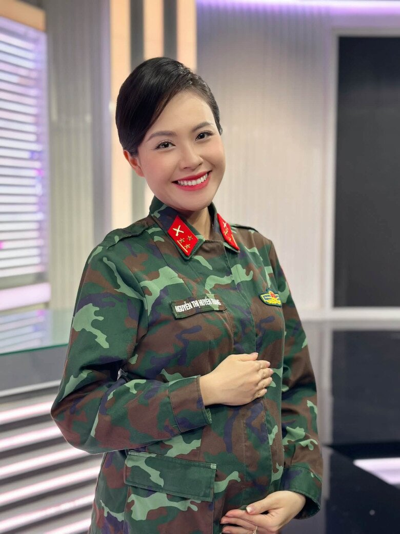 MC 9X vẫn thon gọn, xinh đẹp lên sóng khi mang bầu 8 tháng.