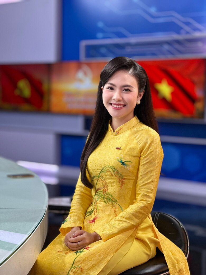 MC bụng bầu 8 tháng dẫn thời sự nhưng khán giả không hề hay biết, khoe sắc rạng rỡ bên chồng làm ở VTV - 7
