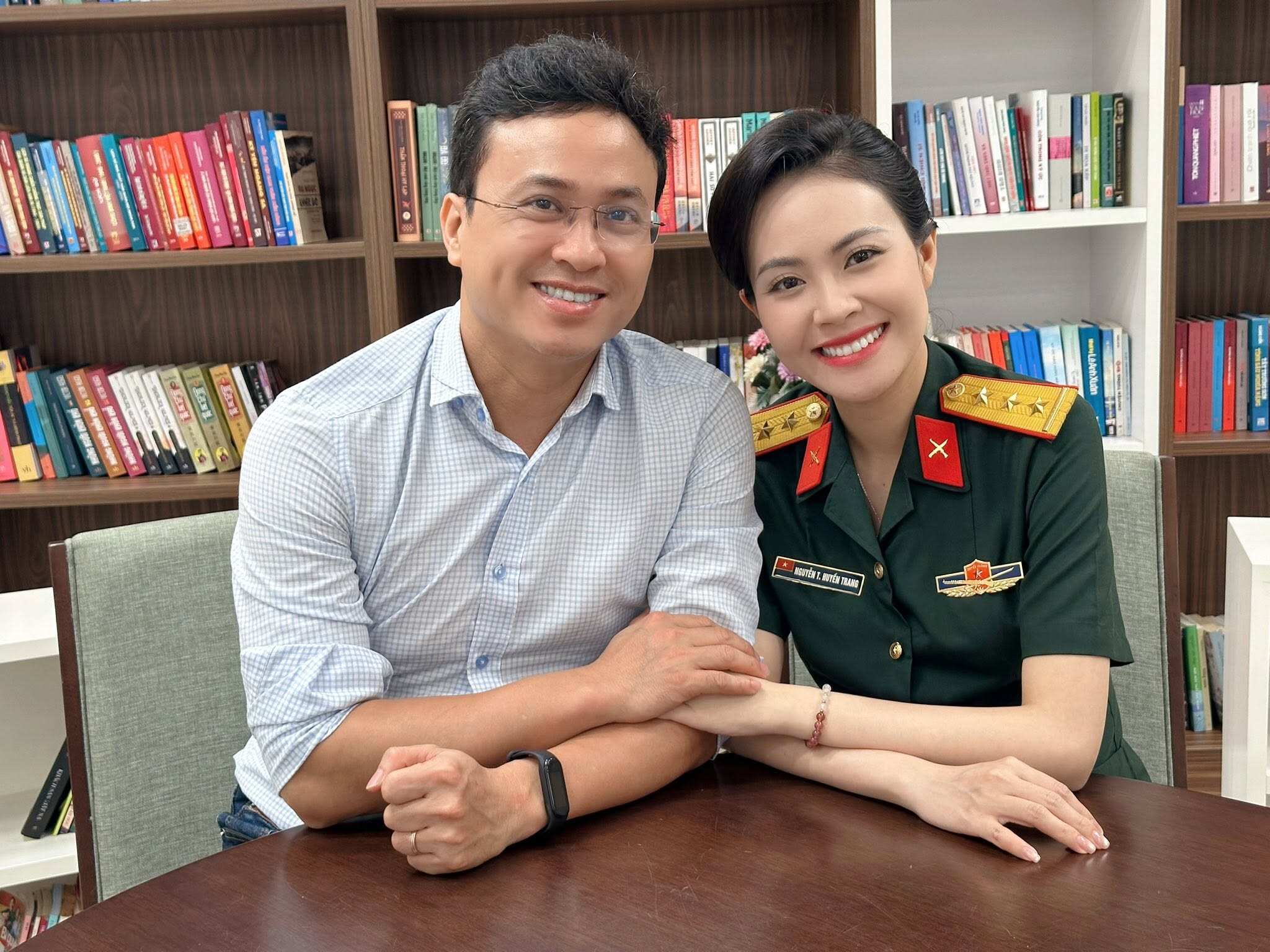 Người đẹp rạng rỡ bên ông xã cùng ngành.
