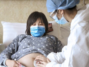 Bà bầu - Mang thai 5 tháng đột nhiên không thể đi tiểu, bà bầu đi siêu âm phát hiện vật thể bị "bỏ quên" trong bụng suốt 9 năm