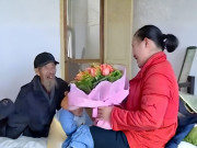 Bà bầu - Thiếu nữ 23 tuổi cầu hôn ông lão 71 tuổi, cưới về mang bầu sinh quý tử kháu khỉnh, giờ làm mẹ đơn thân nuôi con