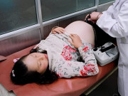 Bà bầu - Bụng phình to cứ tưởng có bầu, cô gái trẻ được gia đình đưa đi khám, kết quả chụp CT gây ngỡ ngàng