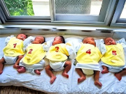 Bà bầu - Người mẹ mang thai sinh 5 con cùng lúc mặc cho cảnh báo của bác sĩ, 20 năm sau những đứa trẻ như thiên thần