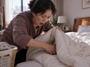 Bà bầu - Con rể đi công tác, tôi sang nhà giúp con gái dọn phòng ngủ thì hoang mang khi vừa tháo ga giường