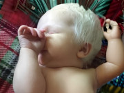 Bà bầu - Bố mẹ đều tóc đen lại đẻ con tóc bạc trắng, chồng nghi vợ "cắm sừng", kết quả ADN phơi bày sự thật không ngờ