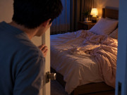Bà bầu - Vợ mang bầu cứ đòi ngủ riêng, nửa đêm tôi lén sang phòng xem thì ngỡ ngàng thấy 1 thứ bên gối