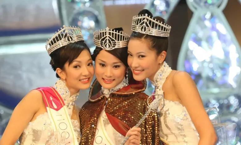 Chu Mỹ Hân (ngoài cùng bên phải), giành Á hậu 2 cuộc thi Hoa hậu Hồng Kông 2007.