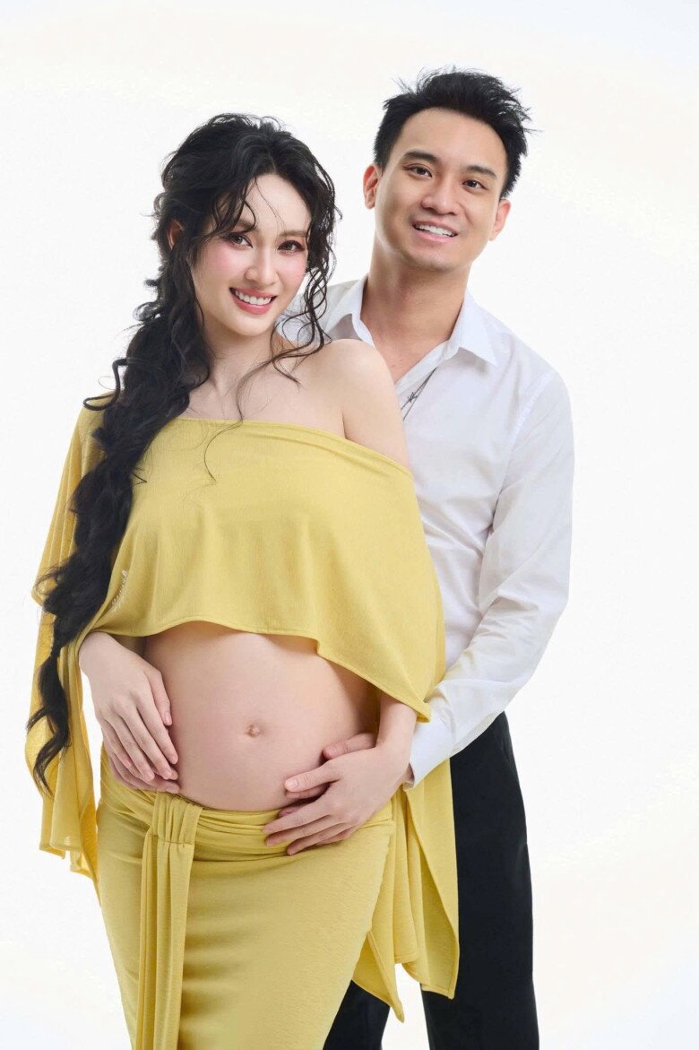 Trước đó, bạn trai doanh nhân gây chú ý khi chia sẻ ảnh ôm bụng bầu Vũ Thuý Quỳnh.