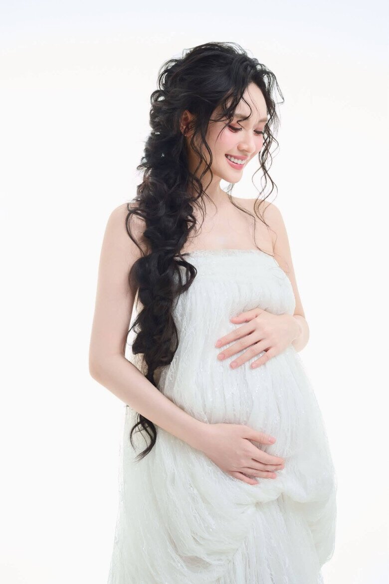Ngắm những hình ảnh bầu bí xinh đẹp của Á hậu gen Z.