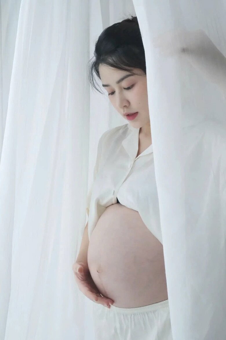 Dù bụng đã vượt mặt, gen Z vẫn rất gọn gàng, xinh đẹp.