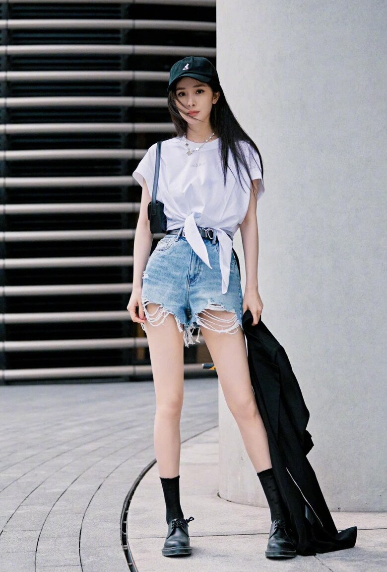 Sau sinh, mẹ một con về lại body nuột nà, luôn duy trì mức cân nặng 45kg cùng vòng eo con kiến.