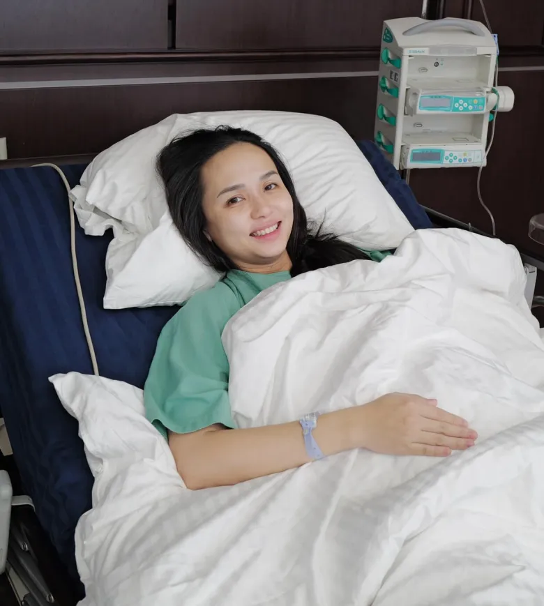 Nữ hành khách xinh đẹp đốn tim cầu thủ Việt khi đi chung chuyến bay, cưới về sinh 2 con nhan sắc vẫn mặn mà - 5