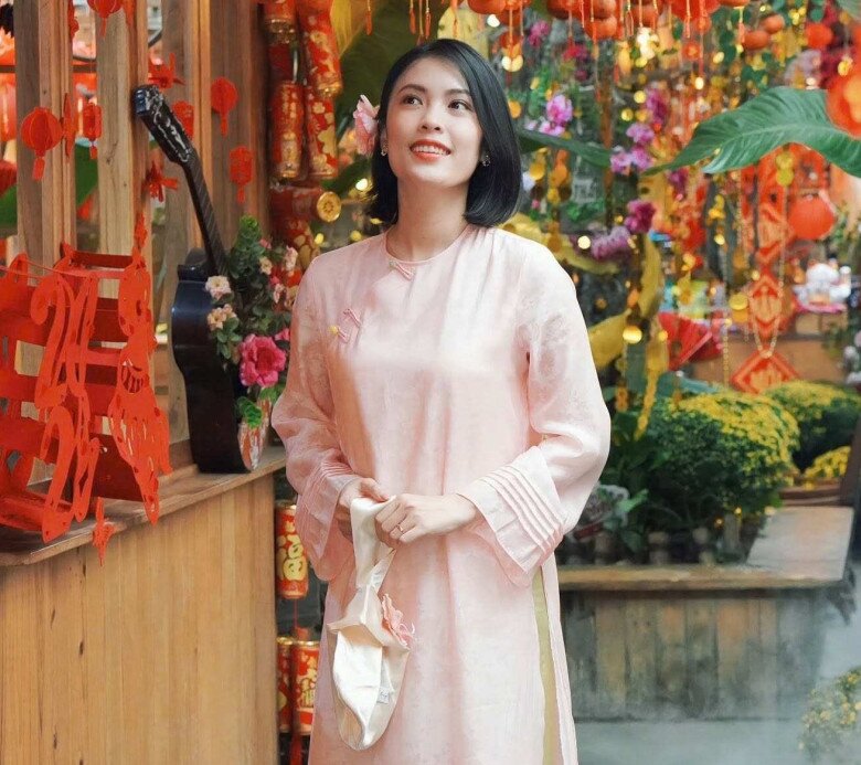Thời gian qua, người đẹp ở ẩn khỏi MXH, trong hình ảnh được chia sẻ hồi đầu năm, cô diện đồ dáng suông che dáng.