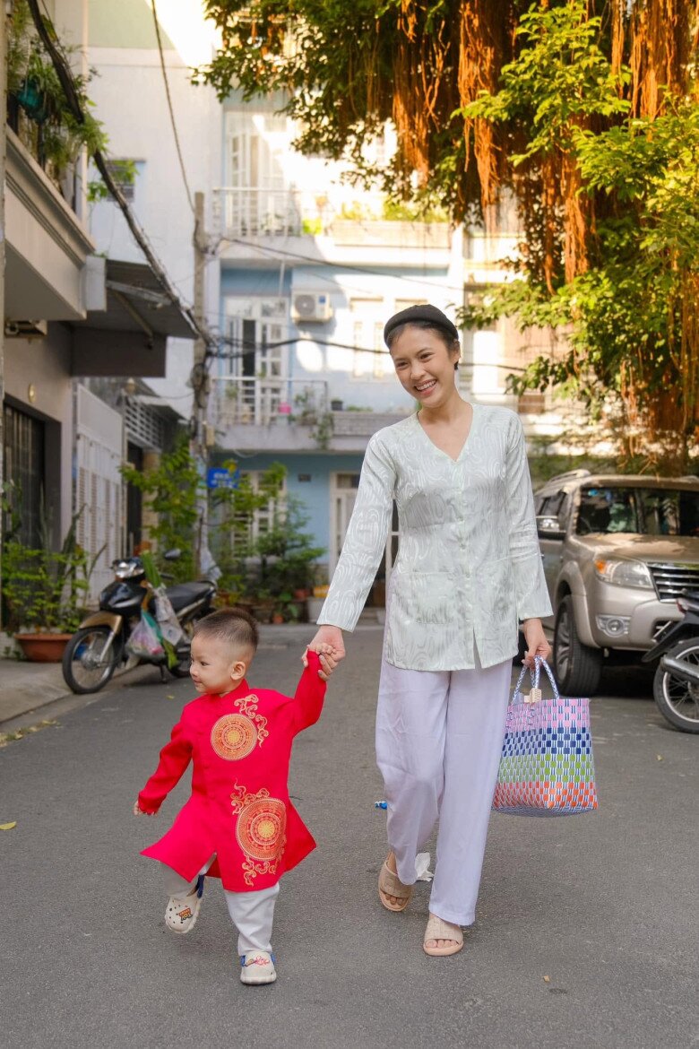 Khoảnh khắc bình yên bên gia đình nhỏ của Kiều Khanh.