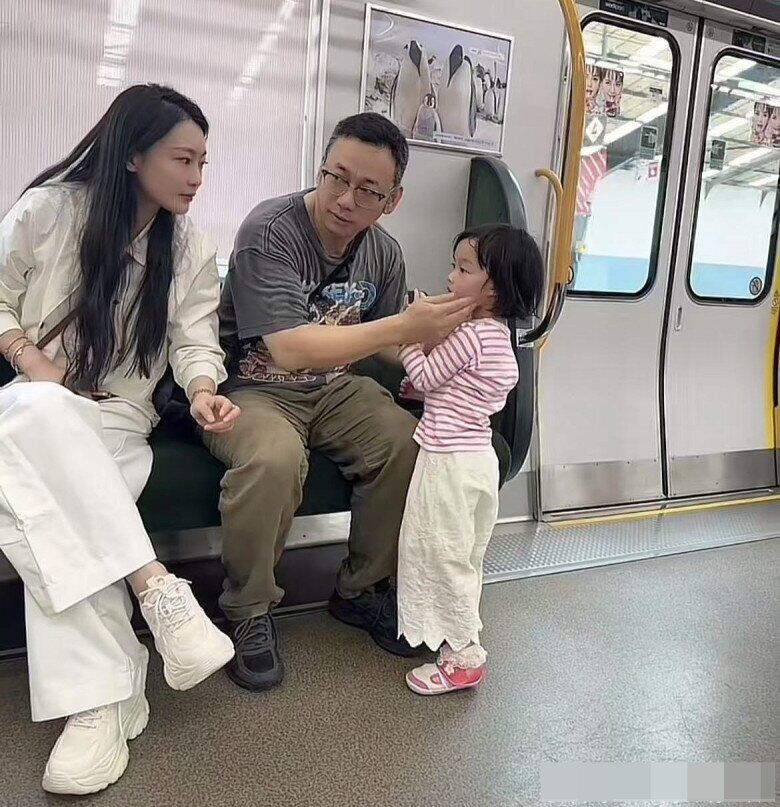 Gia đình nhỏ hạnh phúc của nữ TVHK và chồng hơn 17 tuổi.