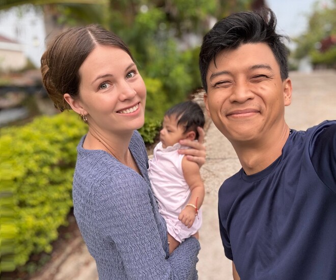 Vợ chồng chị Anni và anh Khánh Tường bên con gái đầu lòng.
