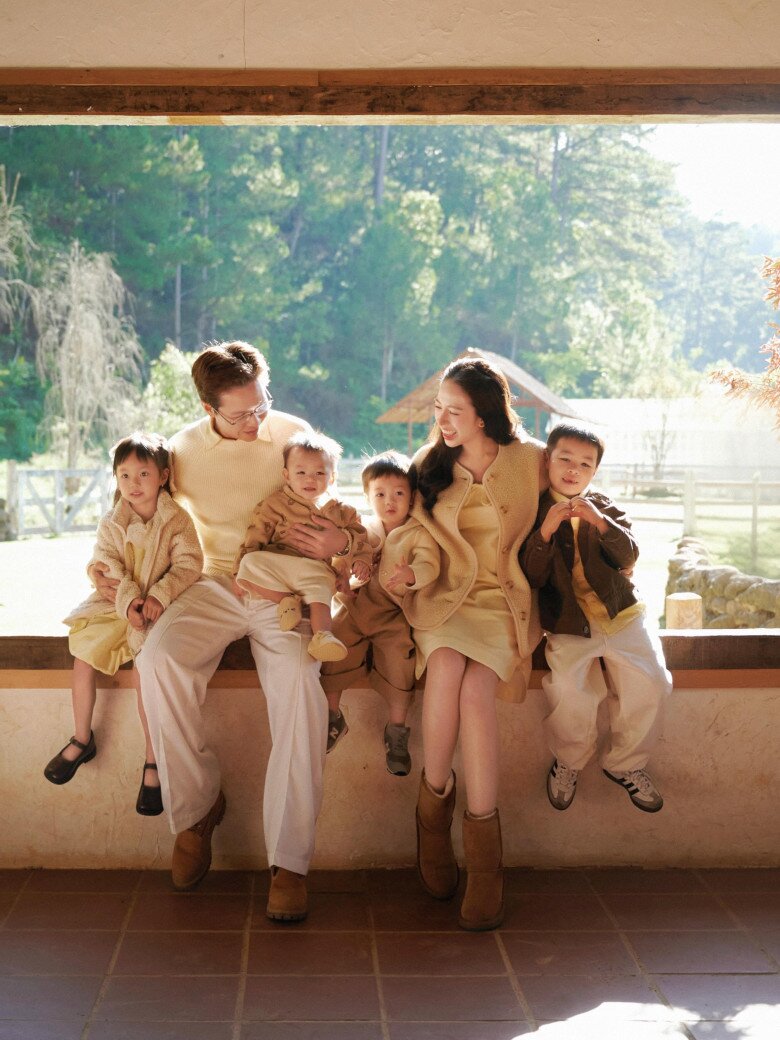 4 bé con xinh xắn quây quần bên mẹ.