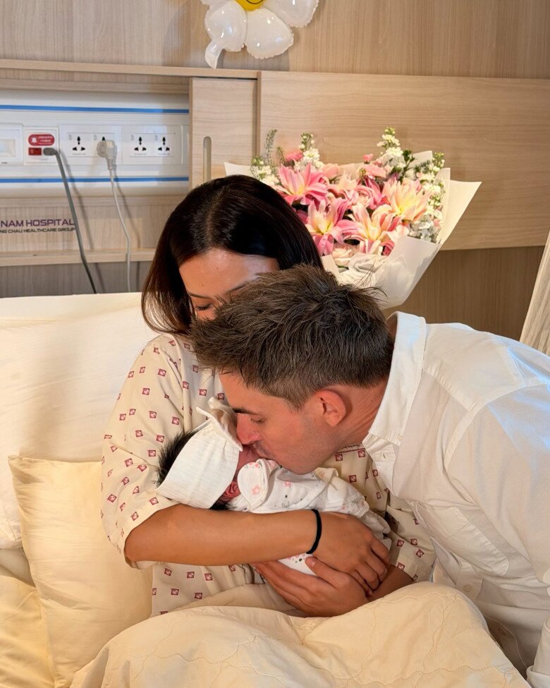 9X hạnh phúc đón con yêu sau ca mổ cấp cứu ngoài kế hoạch.