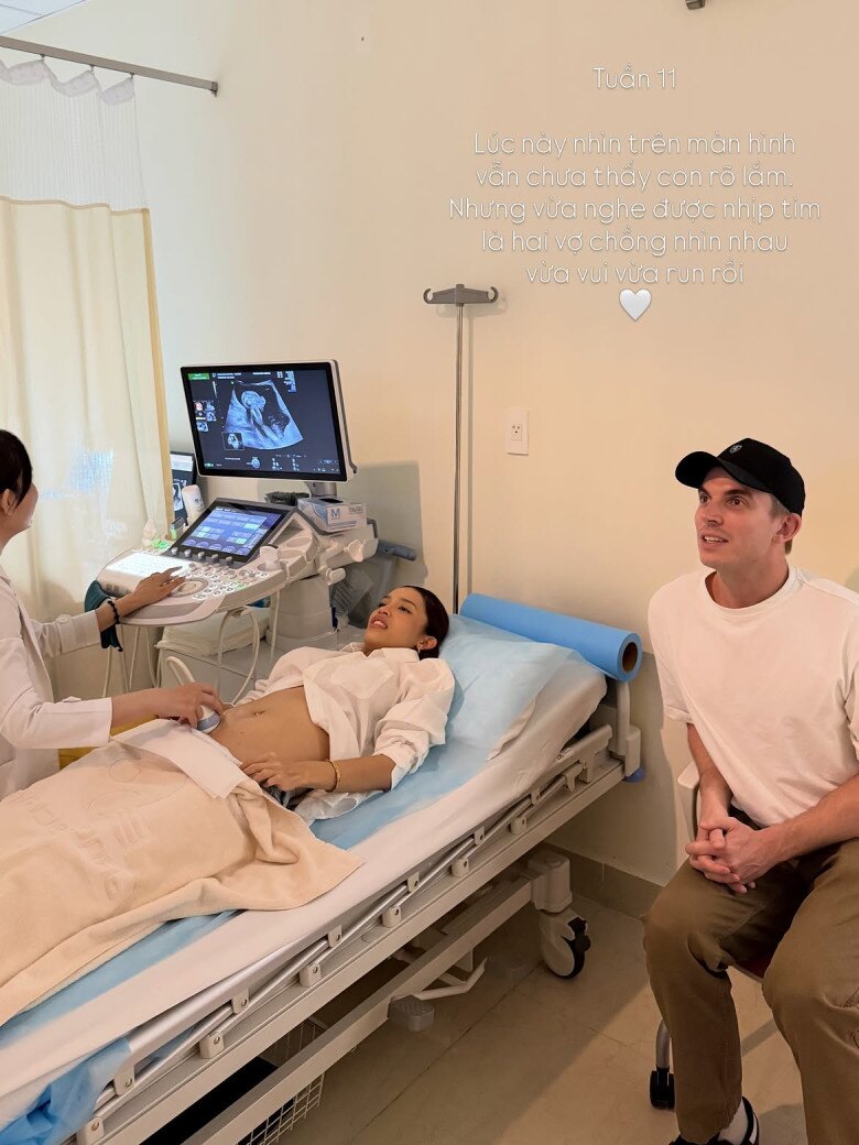 Gen Z được chồng cưng chiều, đồng hành trong các buổi khám thai.