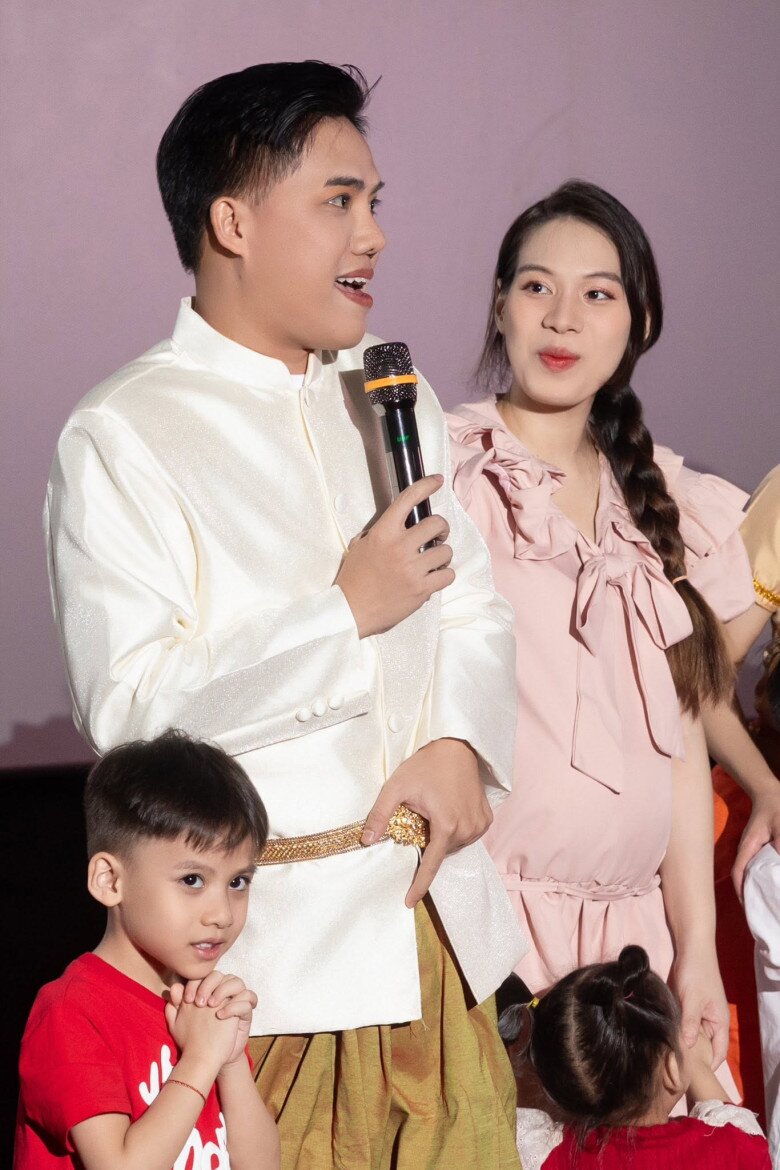 Bảo Phương bế bầu lần 5 vượt mặt đồng hành cùng chồng ở sự kiện.