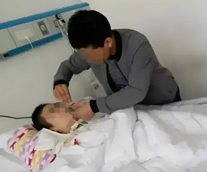 Anh Cao chăm sóc chị Trương, sống thực vật sau tai nạn giao thông.