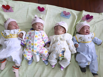 Cô gái trẻ sinh một lúc 4 con 3 trai 1 gái cực trộm vía, bác sĩ nhìn cũng phải tấm tắc: "Quá hiếm gặp!"