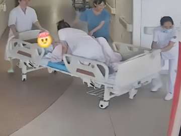 Bà bầu - Sản phụ đang nằm chờ đẻ thì gặp biến chứng hiếm, hành động của nữ bác sĩ khiến cõi mạng thán phục