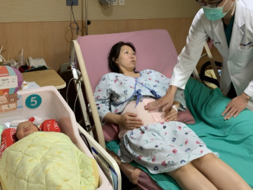 Vợ đang cho con bú vẫn vô tư "gần gũi" chồng và cái kết sững người khi gặp bác sĩ